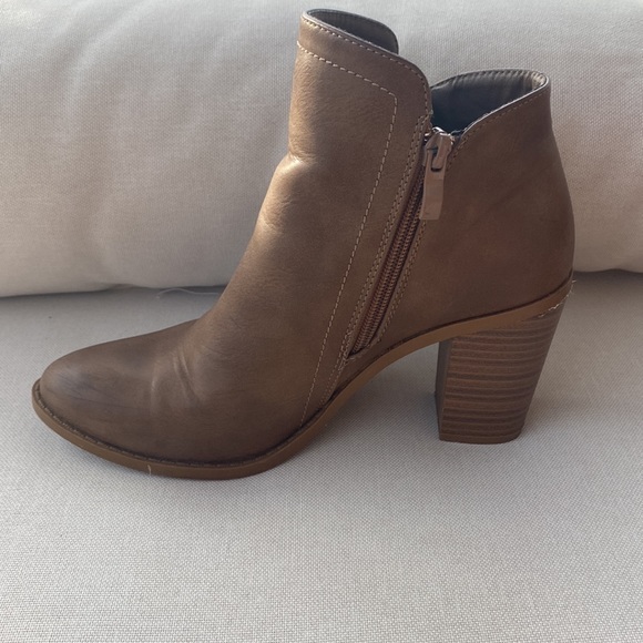 Light brown heeled boot - Picture 2 of 4